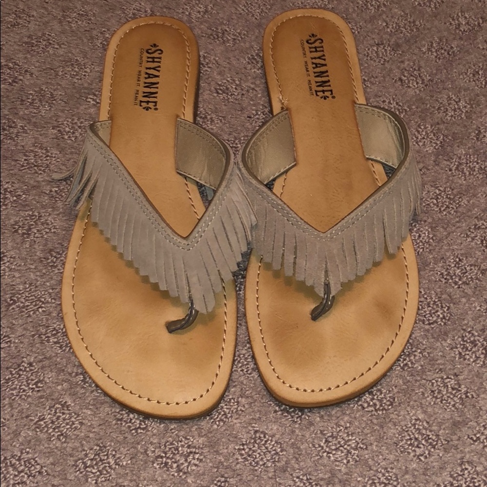 Like New! Fringe flip flops